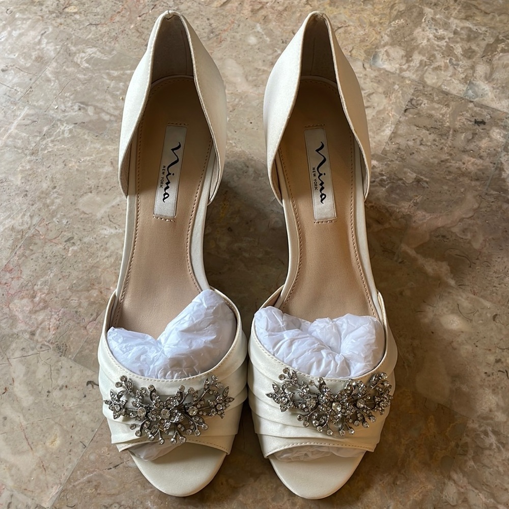 Nina dress wedges in white, 8.5, never worn